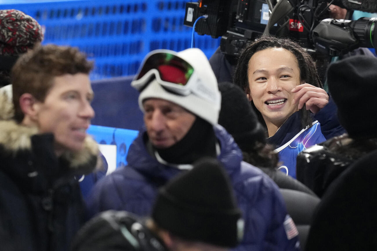 男子ハーフパイプ予選を終え笑顔を見せる平野歩夢。手前左はショーン・ホワイト氏（共同）