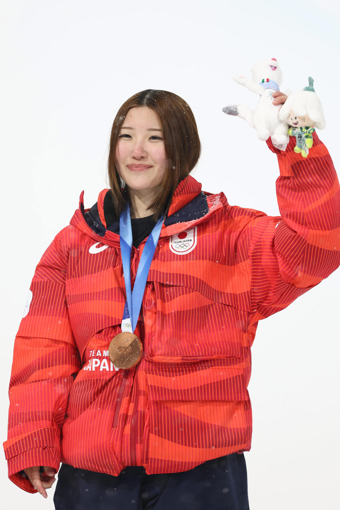 銅メダルを獲得し笑顔で歓声に応える小野（撮影・前田充）