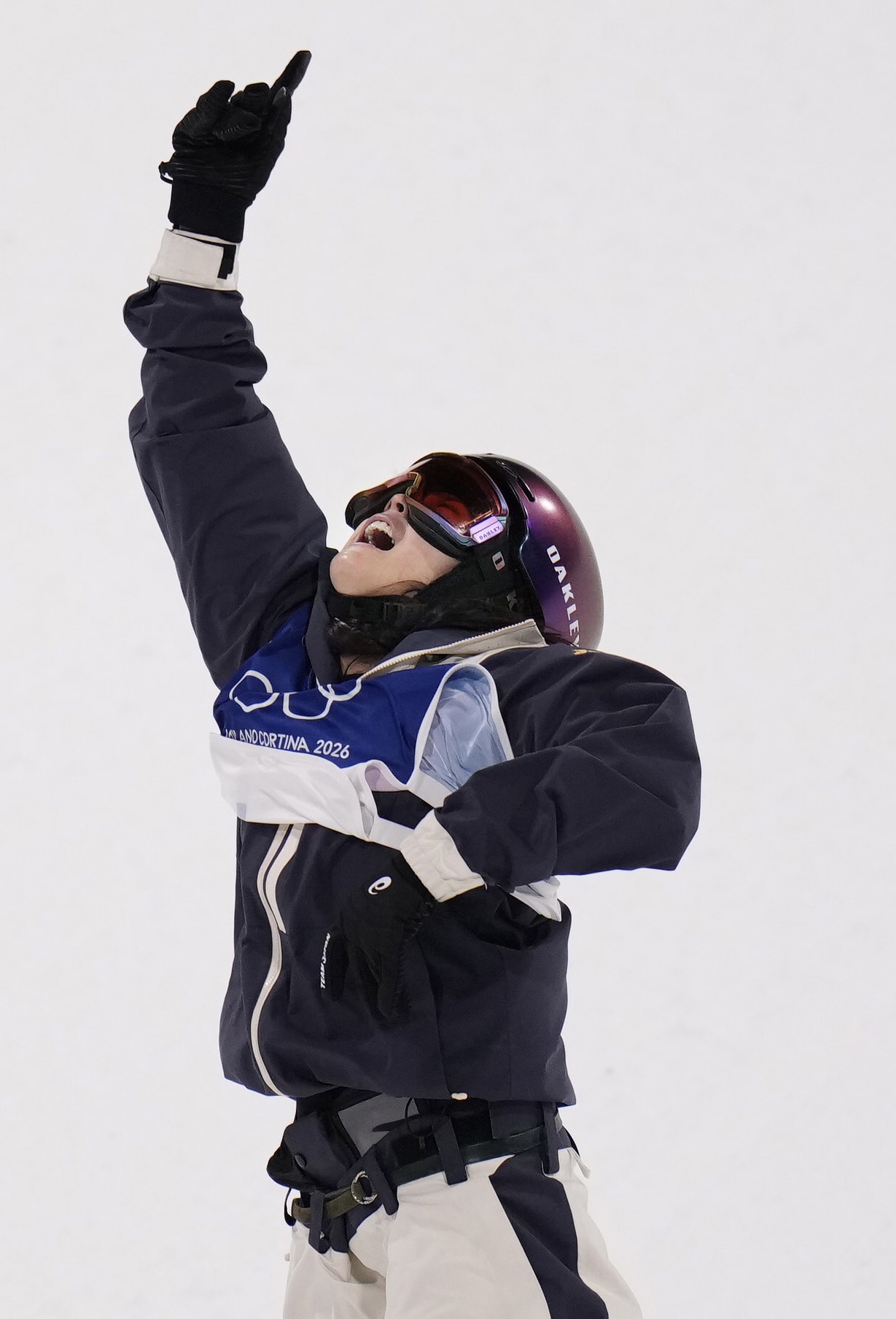 女子ビッグエア決勝　3回目のジャンプで着地を決め、喜ぶ村瀬心椛＝リビーニョ（共同）