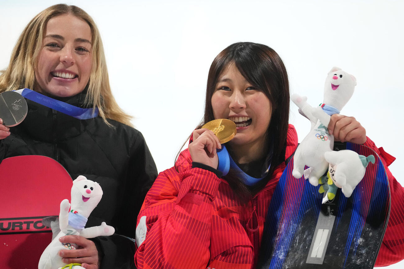 女子ビッグエア決勝　金メダルを獲得した村瀬心椛はメダルをかむポーズ（AP）