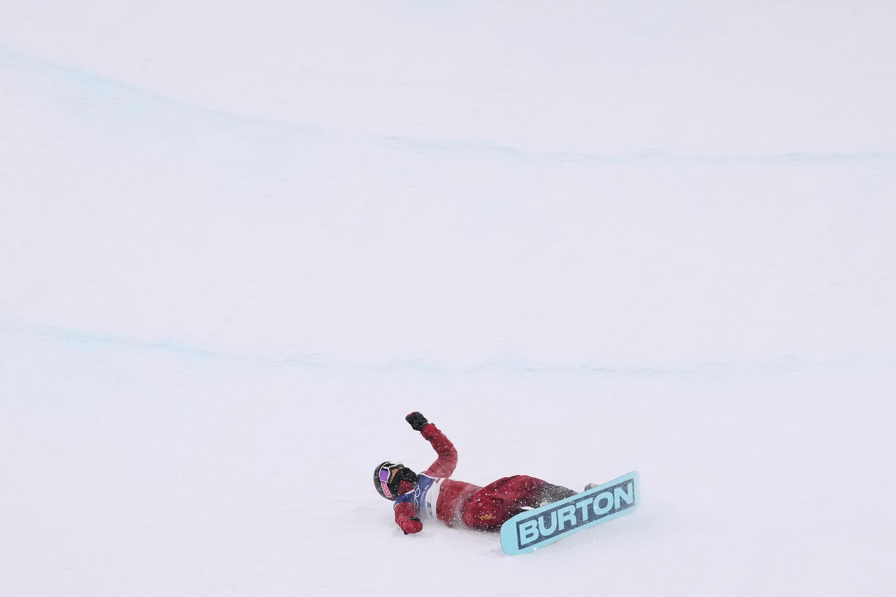 スノーボードハーフパイプで転倒する蔡雪桐（AP）