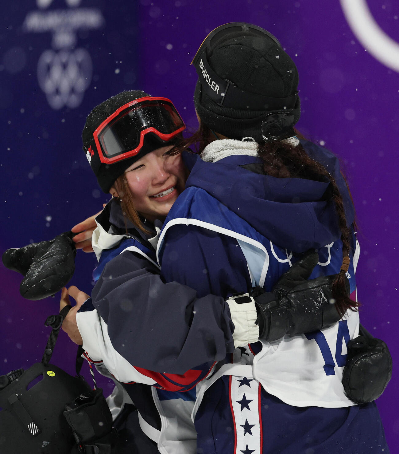 スノーボード女子ハーフパイプで銅メダルを獲得した小野光希（左）は米国のクロエ・キムと抱き合って健闘をたたえ合った（ロイター）