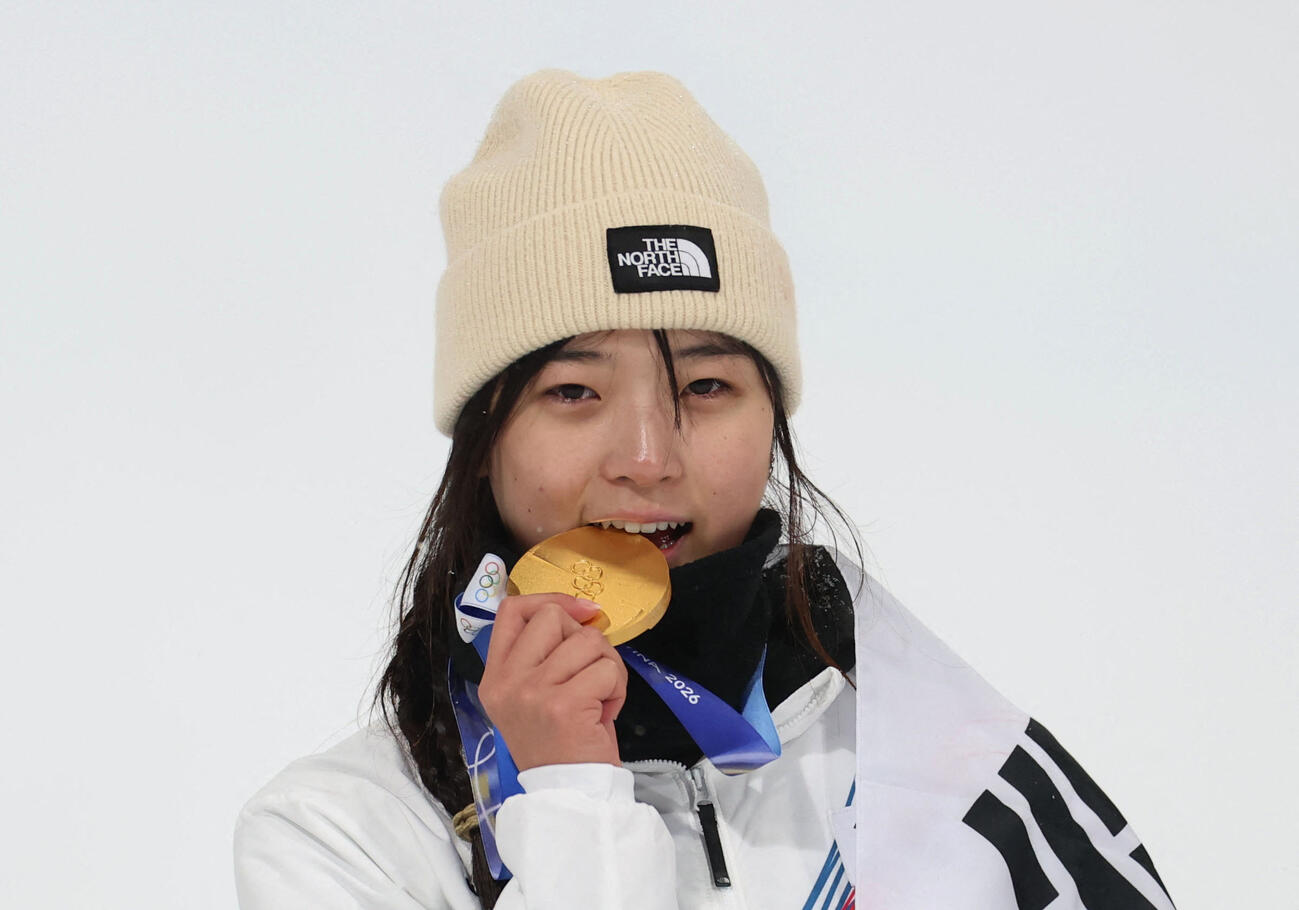 女子ハーフパイプで優勝し、表彰台で喜ぶ韓国のチェ・ガオン（ロイター）