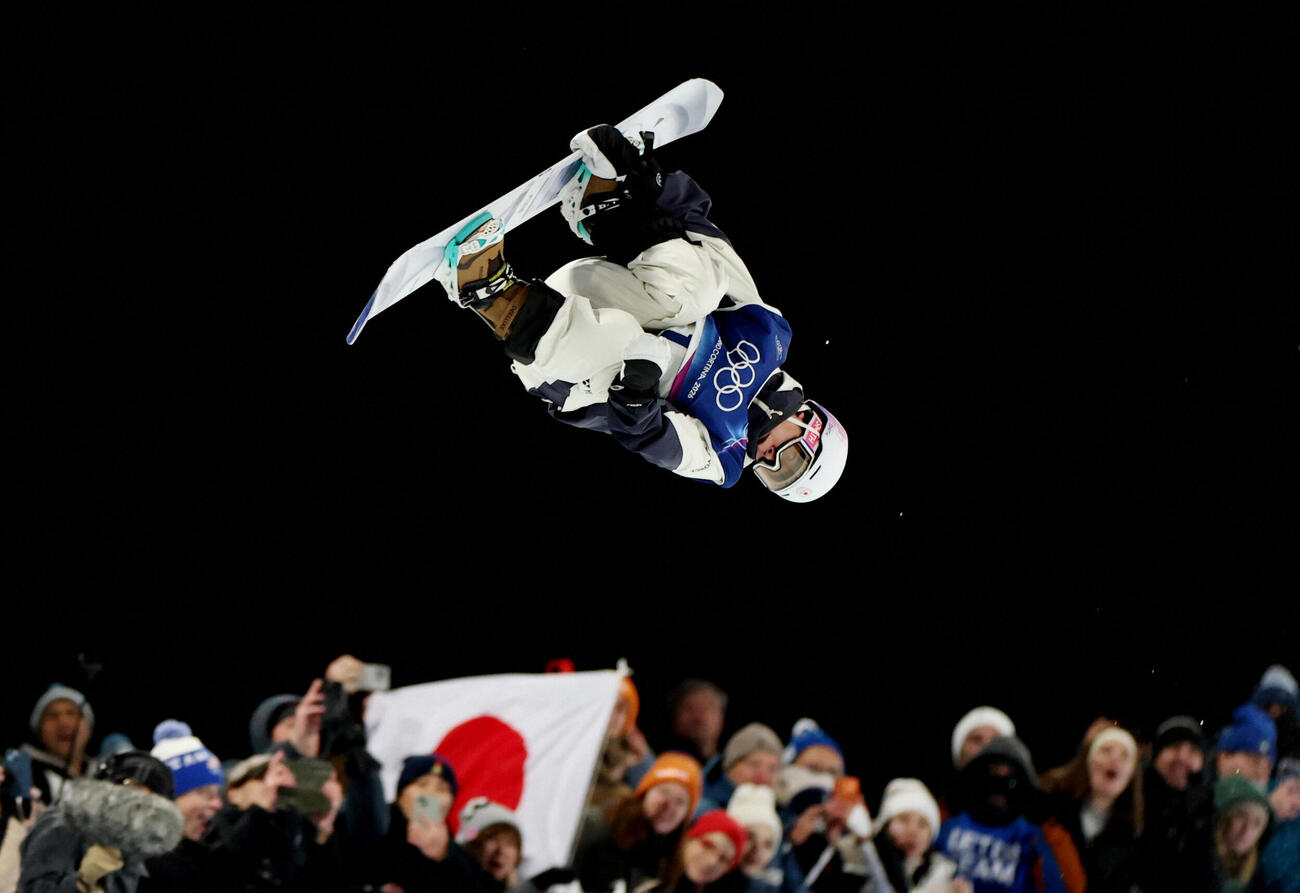 男子ハーフパイプ決勝　3回目に臨む戸塚優斗。日の丸が揺れる中、金メダルを獲得した（ロイター）