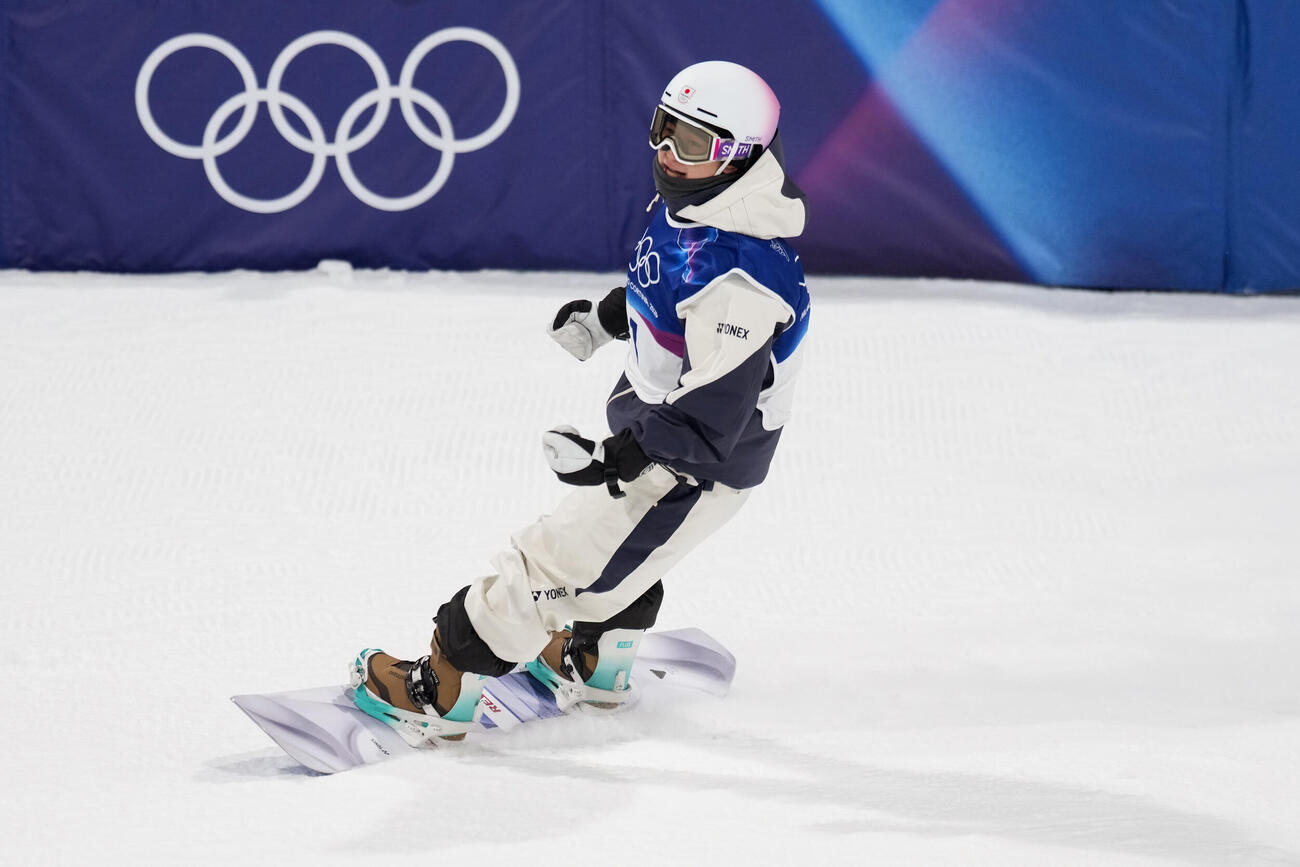 スノーボード男子ハーフパイプ決勝　1回目の試技を終えた戸塚優斗（AP）