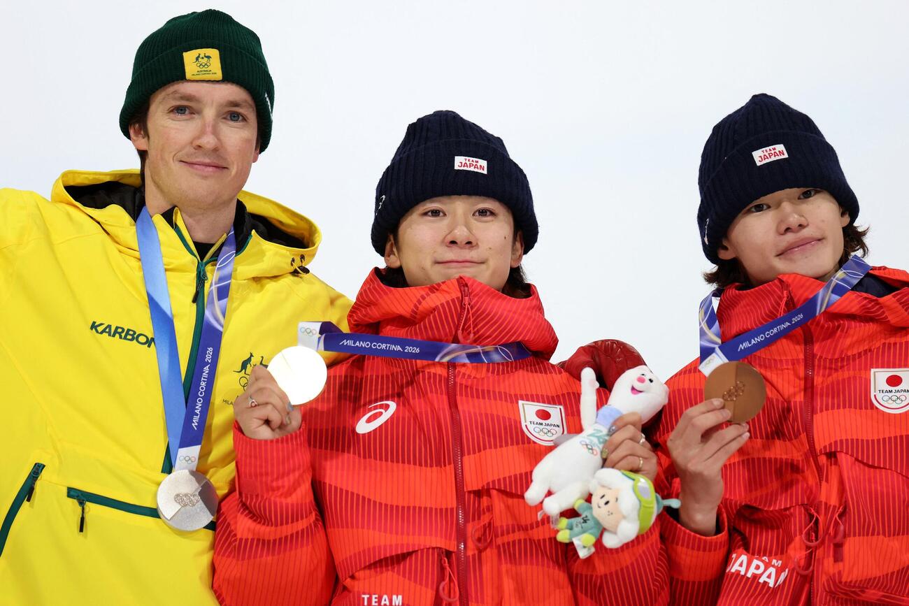 男子ハーフパイプ決勝　ポーズを取る左から銀メダルのジェームズ、金メダルの戸塚優斗、銅メダルの山田琉聖（ロイター）