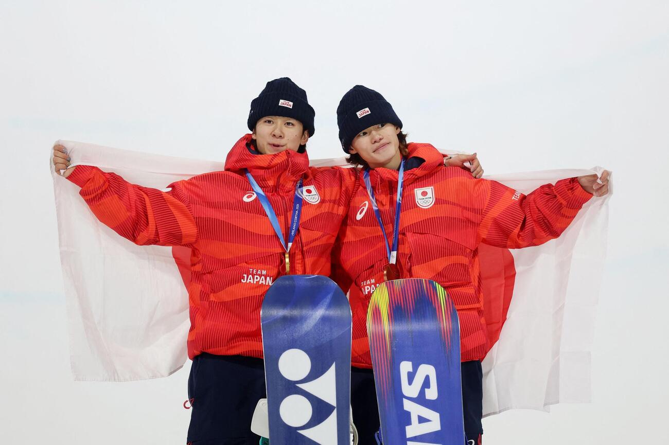 男子ハーフパイプ決勝　金メダルの戸塚優斗（左）と銅メダルの山田琉聖（ロイター）