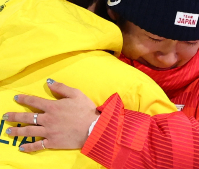スノーボード男子ハーフパイプ決勝　金メダルの戸塚優斗（右）は銀メダルのスコット・ジェームズと抱き合う（AP）