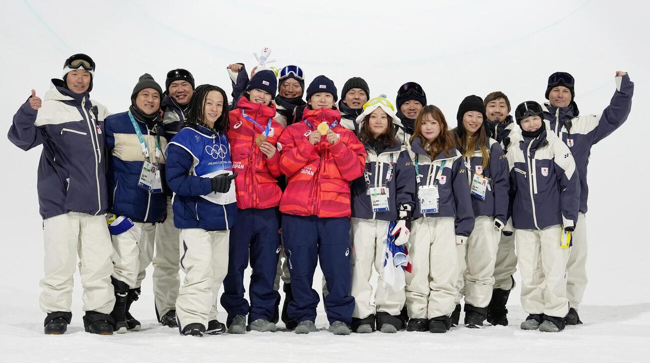 男子ハーフパイプの競技終了後、集合写真に納まる日本の選手たち。前列中央は金メダルの戸塚優斗、同左は銅メダルの山田琉聖（共同）