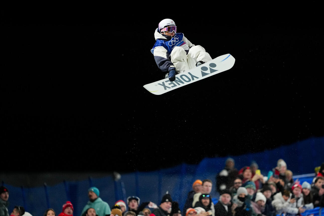 スノーボード男子ハーフパイプ決勝　1回目エアを決める平野流佳（AP）