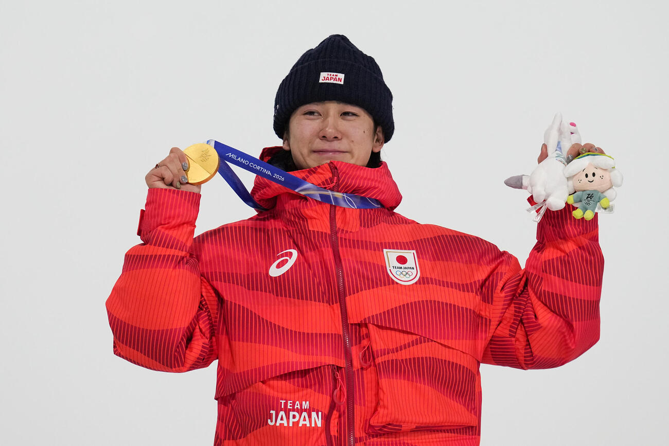 スノーボード男子ハーフパイプ決勝　金メダルを獲得し喜ぶ戸塚優斗（AP）