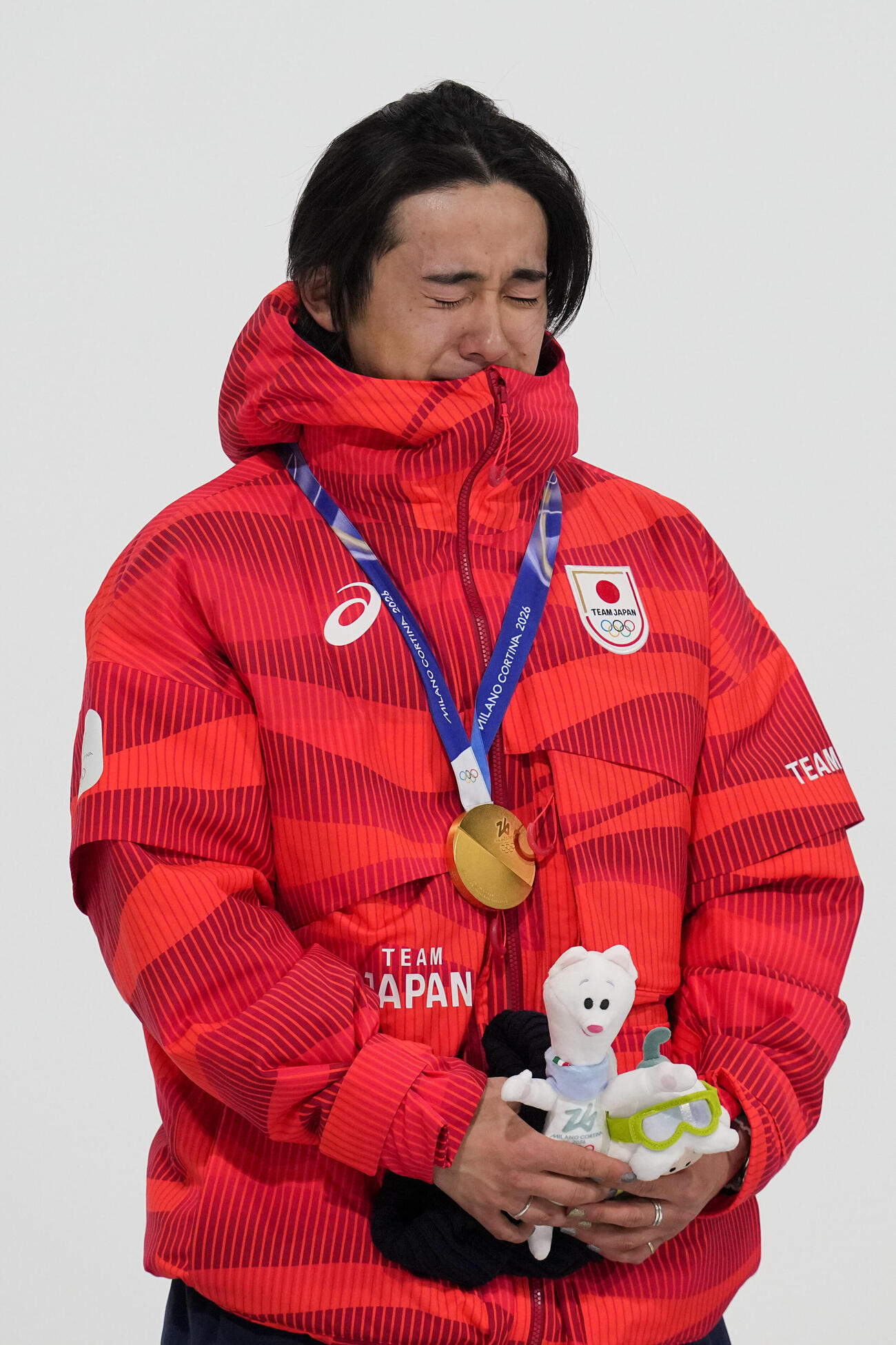 スノーボード男子ハーフパイプ決勝　金メダルを獲得し喜びの涙を流す戸塚優斗（AP）