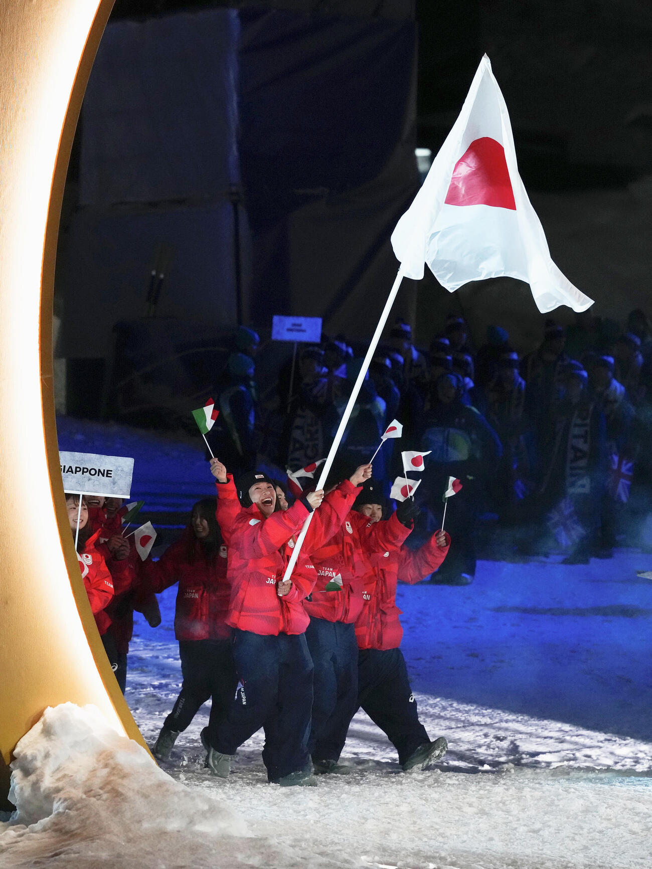 開会式で旗手の冨田を先頭に入場する日本選手団（代表撮影）