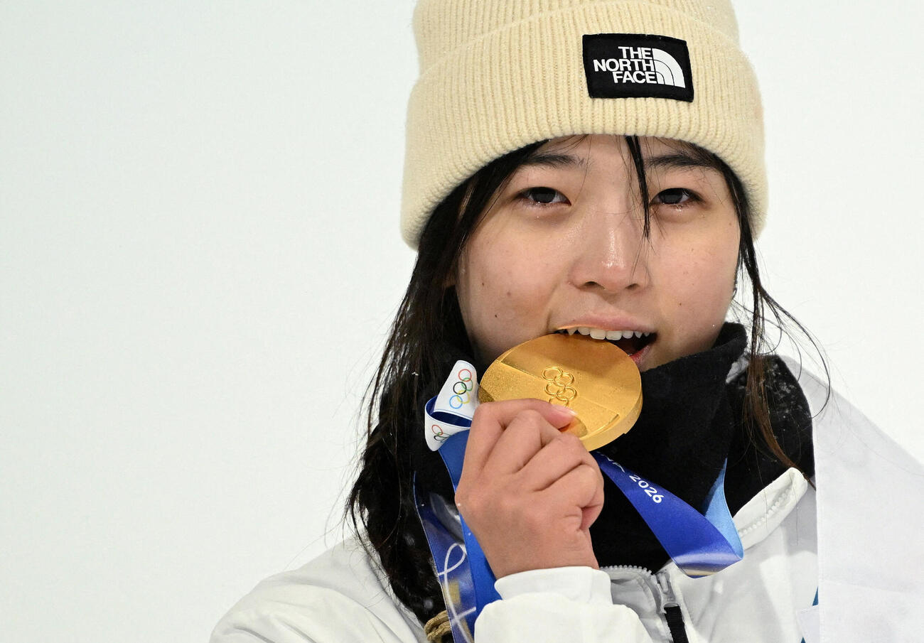 女子ハーフパイプで優勝し、表彰台で喜ぶ韓国のチェ・ガオン（ロイター）