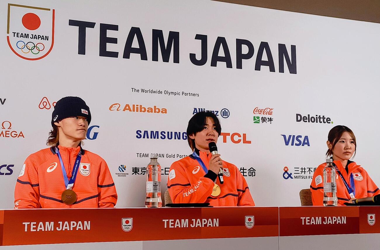 リビーニョから下山し、ミラノ市内の日本選手団メダリスト会見に出席したスノーボード男女ハーフパイプの金メダル戸塚優斗（中央）銅メダルの山田琉聖（左）と小野光希（撮影・木下淳）