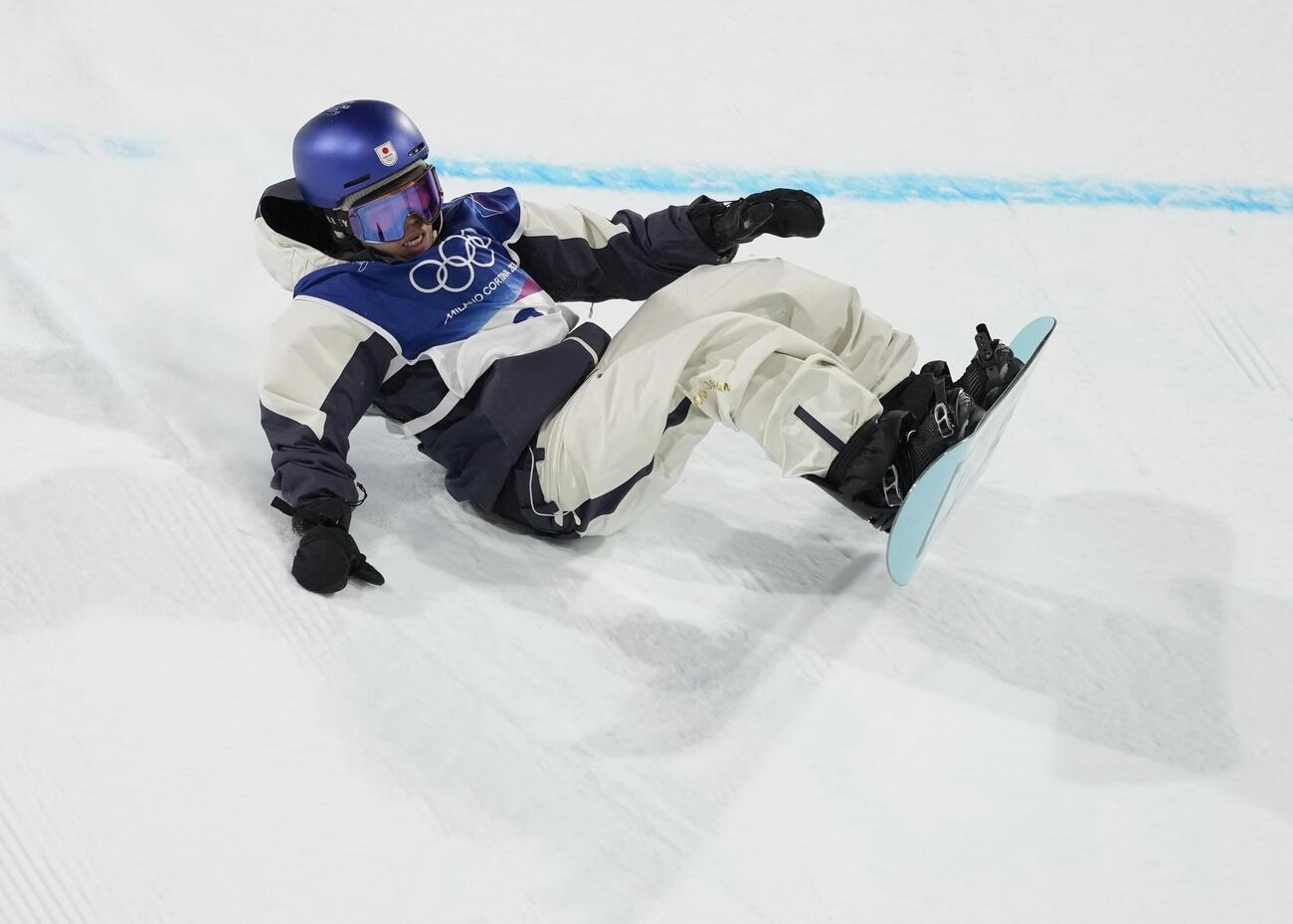 男子ビッグエア決勝　着地に失敗し転倒する荻原大翔（共同）