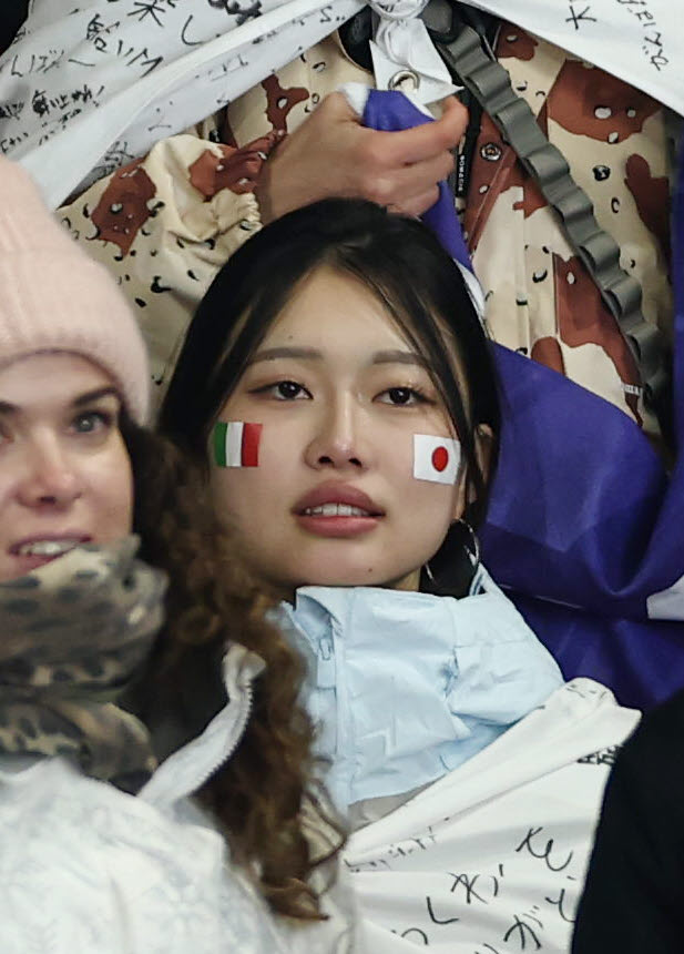 予選で応援する山田の姉莉乃香さん（撮影・前田充）