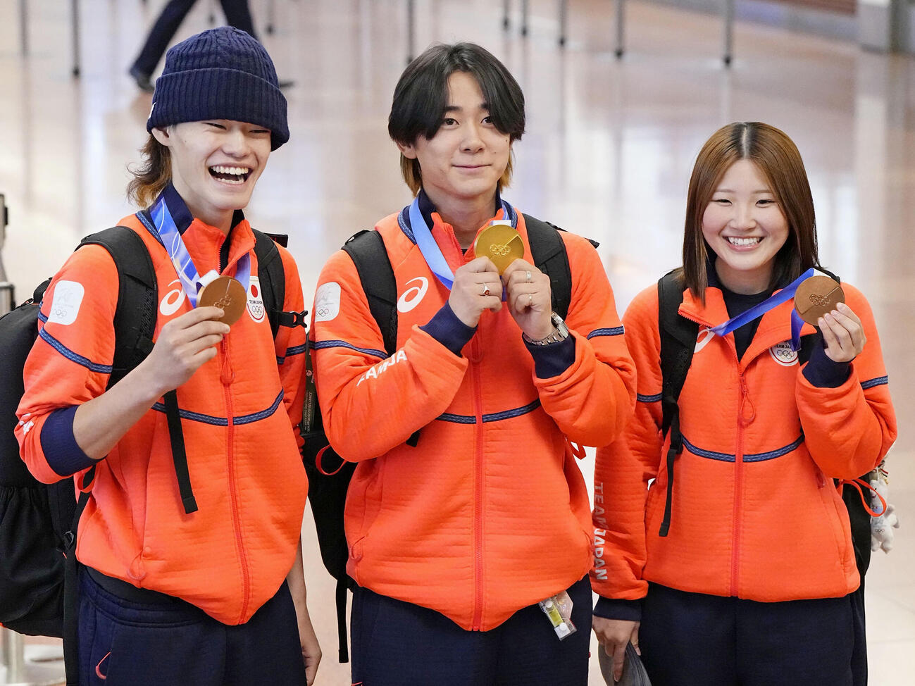 羽田空港に帰国しメダルを披露するスノーボード・ハーフパイプの（左から）山田琉聖、戸塚優斗、小野光希（共同）