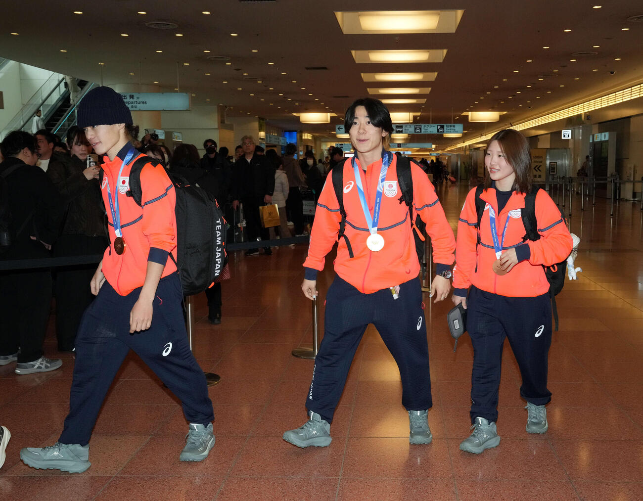 イタリアから帰国した、左から山田琉聖、戸塚優斗、小野光希（撮影・たえ見朱実）