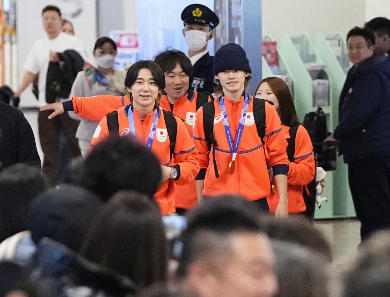 羽田空港に帰国したスノーボード・ハーフパイプの戸塚優斗（左）ら（共同）