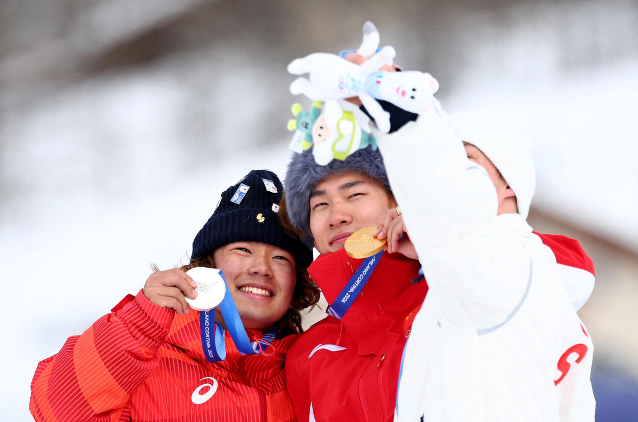 スノーボード男子スロープスタイルで銀メダル獲得の長谷川帝勝（左）は表彰台で記念撮影（ロイター）