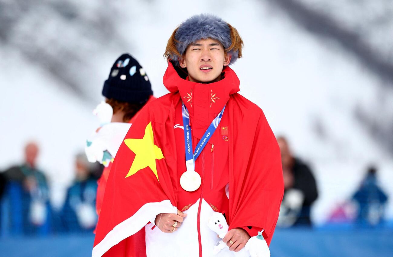 ミラノ・コルティナ2026オリンピック　スノーボード男子スロープスタイル表彰式 　表彰台で喜ぶ金メダリストの中国の蘇翊鳴（ロイター）