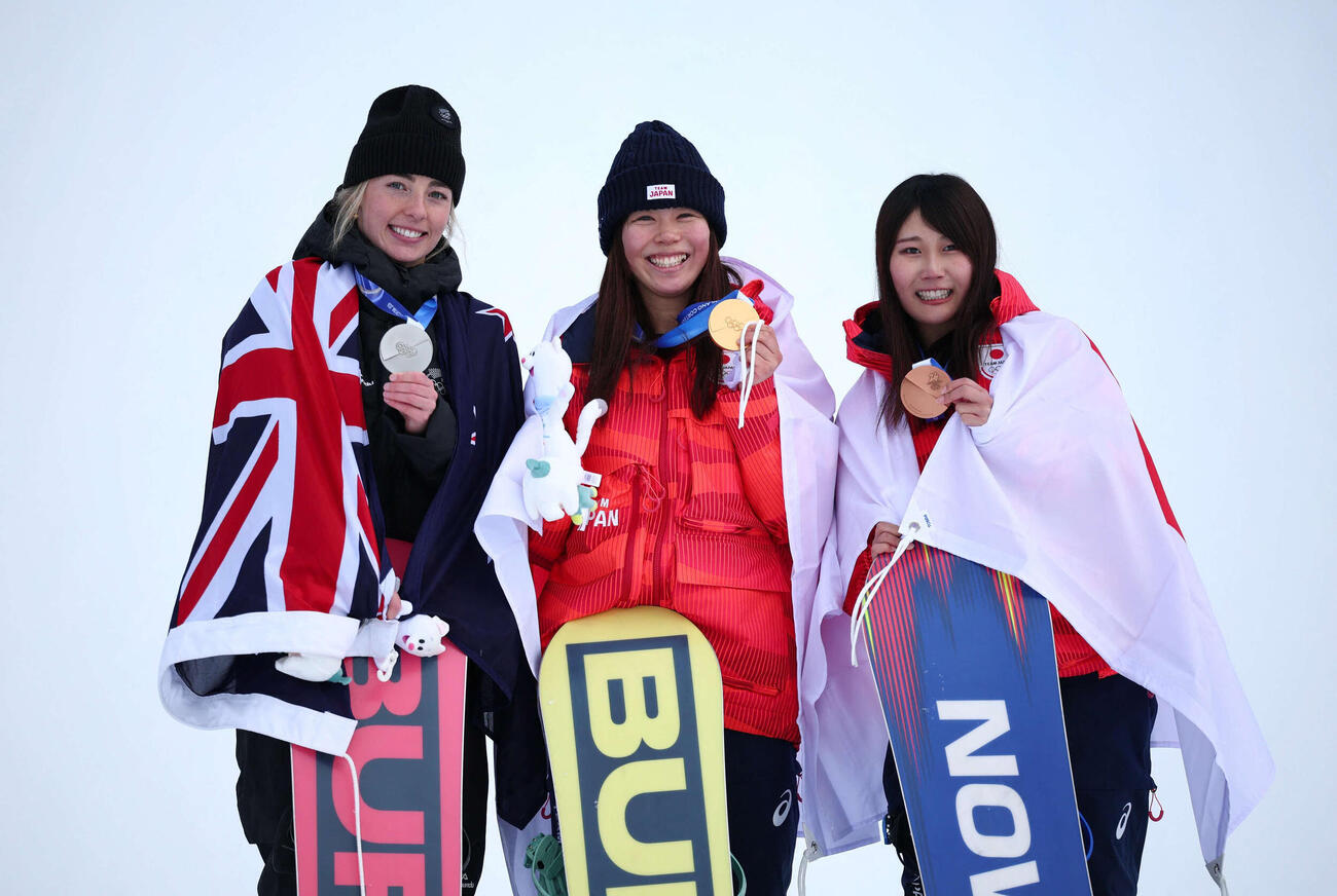 スノーボード女子スロープスタイルで金メダルを獲得し、笑顔を見せる深田茉莉（中央）。右は銅メダルの村瀬心椛（ロイター）
