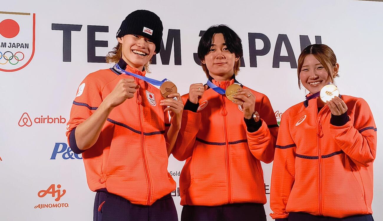 リビーニョから下山し、ミラノ市内の日本選手団メダリスト会見に出席したスノーボード男女ハーフパイプの金メダル戸塚優斗（中央）銅メダルの山田琉聖（左）と小野光希（撮影・木下淳）