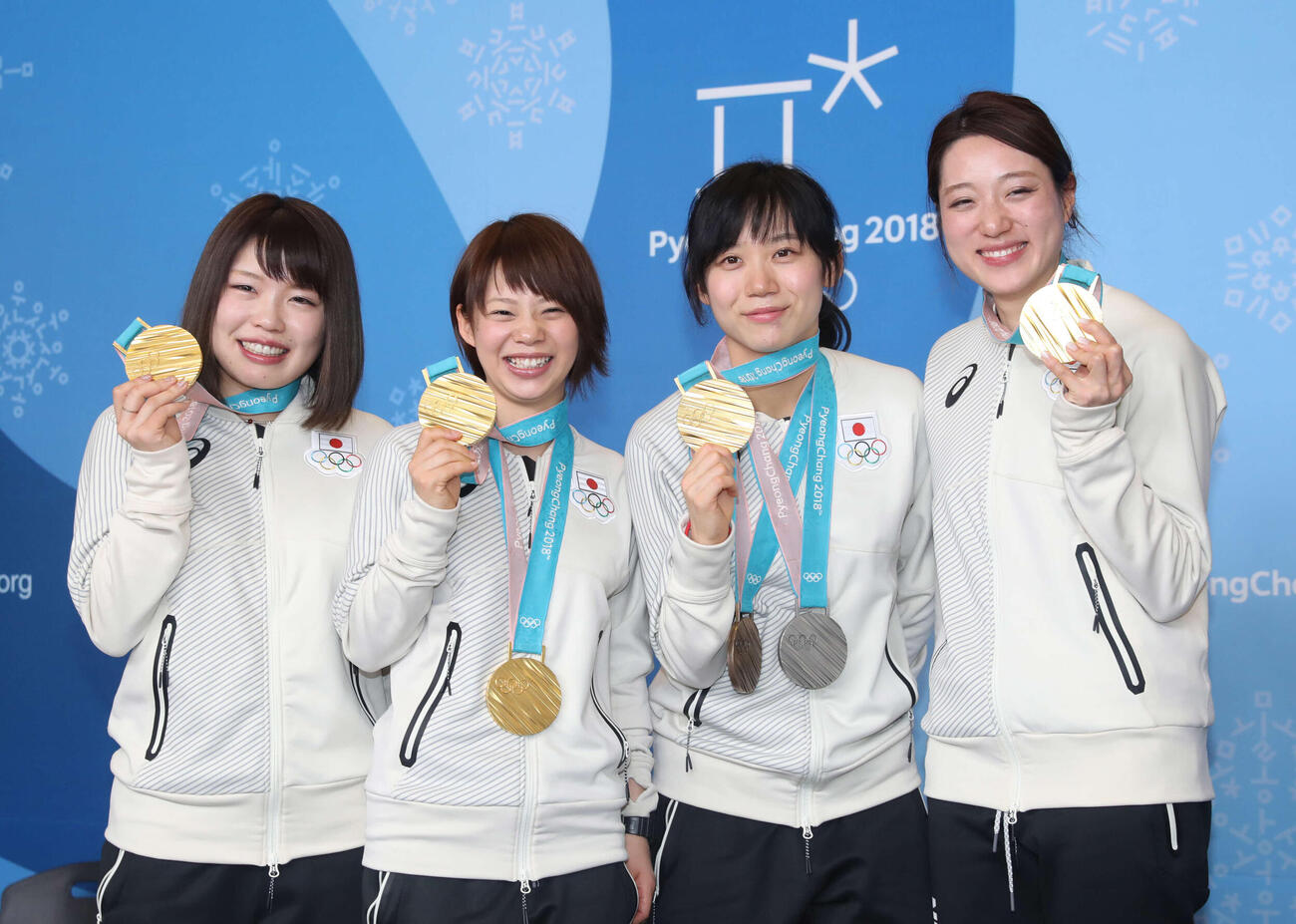 平昌五輪スピードスケート女子パシュートメンバー　左から佐藤綾乃、高木菜那、高木美帆、菊池彩花（2018年2月撮影）