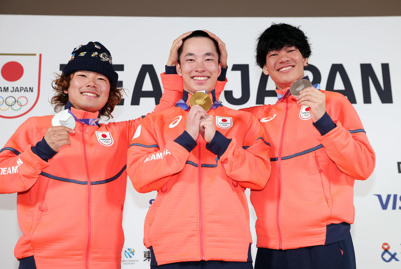 メダリスト会見でメダルを手に笑顔で写真に納まる、左から長谷川、木村、木俣（撮影・前田充）