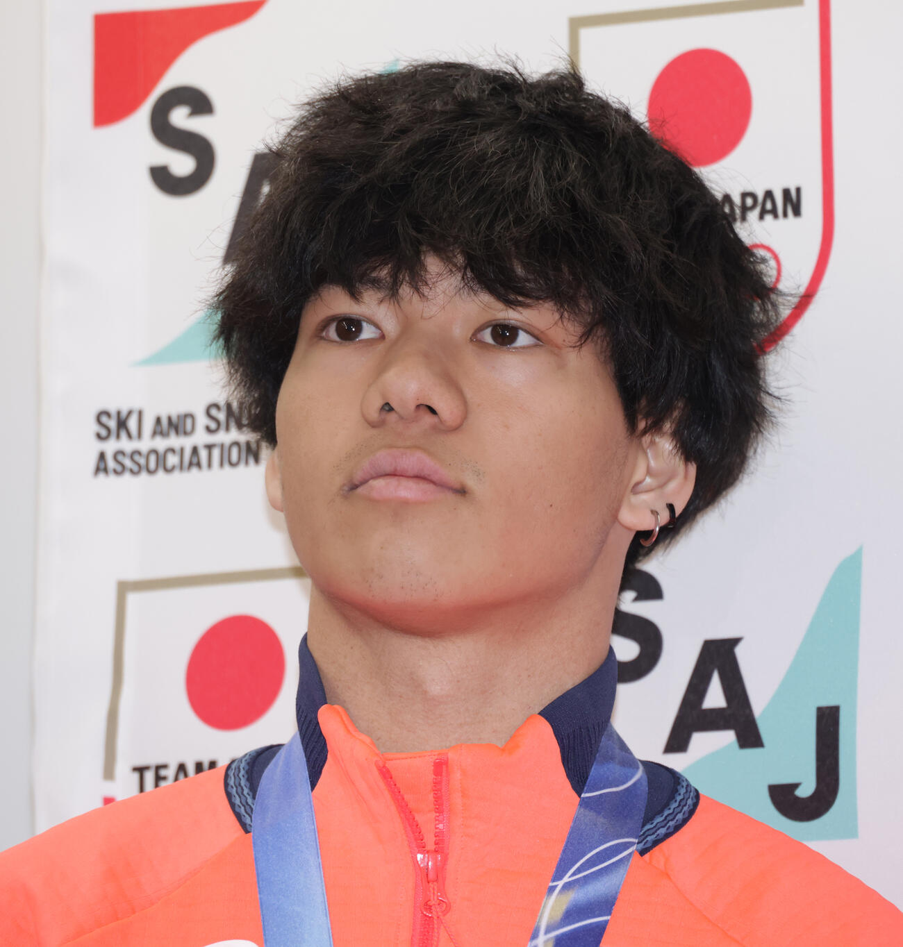 帰国したスノーボード木俣椋真（撮影・中島郁夫）