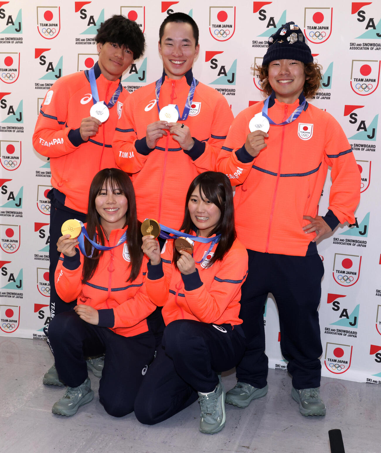 メダルを手に笑顔で帰国したスノーボード選手たち。前列左から深田茉莉、村瀬心椛、後列左から木俣椋真、木村葵来、長谷川帝勝（撮影・中島郁夫）
