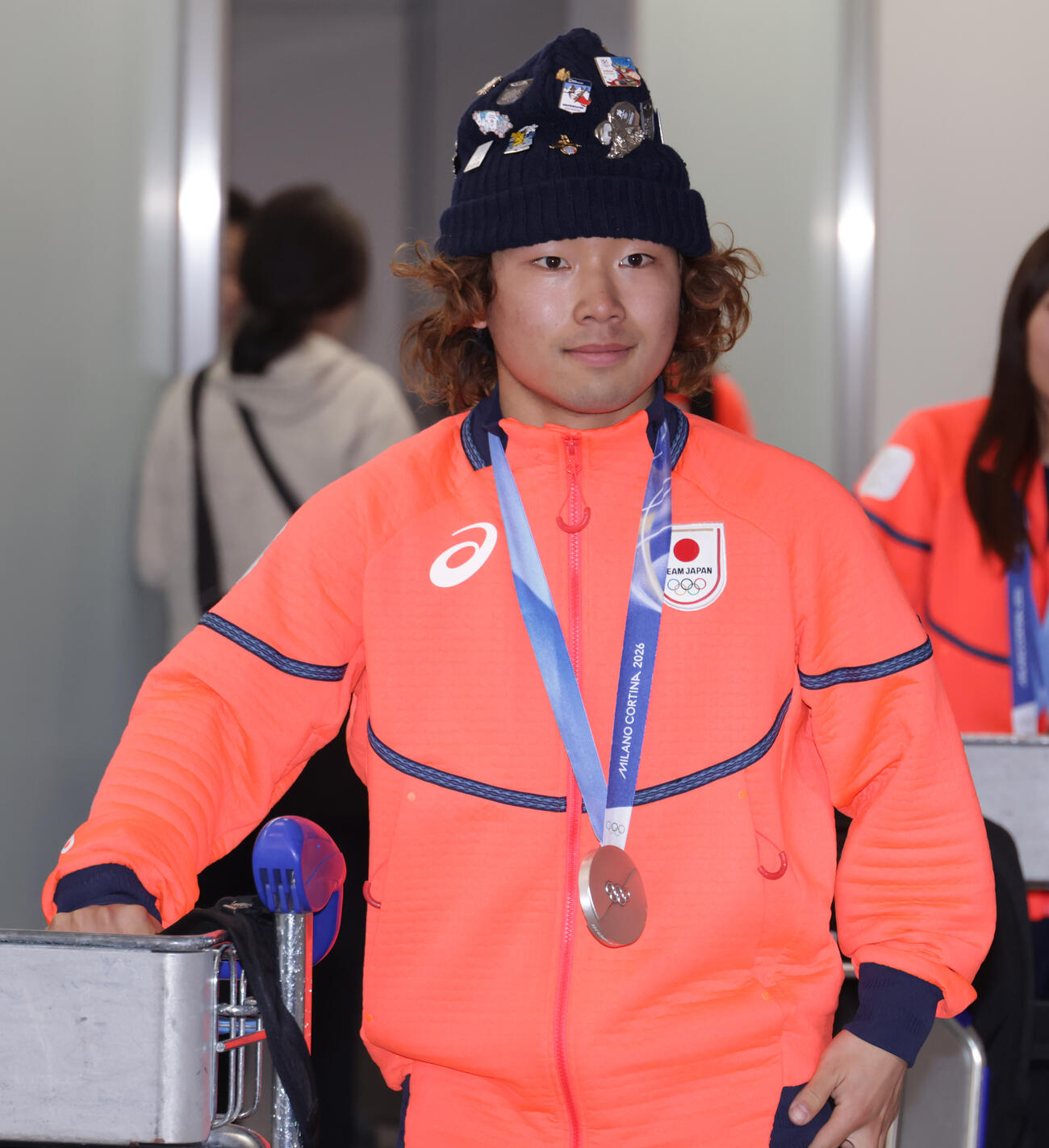帰国したスノーボード長谷川帝勝（撮影・中島郁夫）
