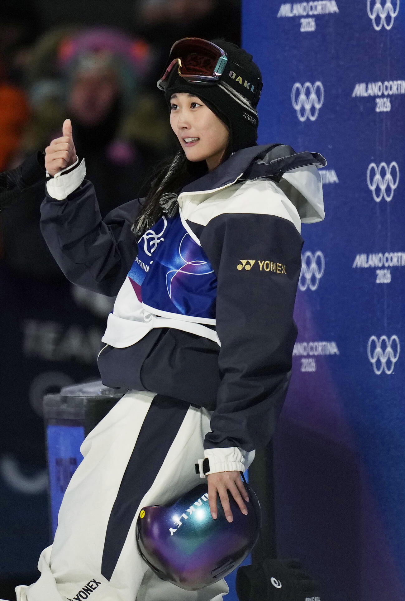 女子ビッグエア予選　2回目を終え、笑顔で親指を立てる村瀬心椛（共同）