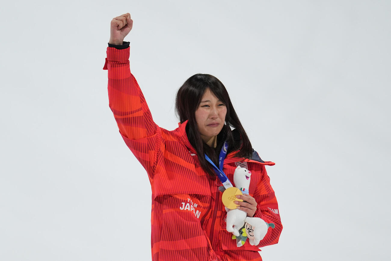 女子ビッグエア決勝　金メダルを獲得した村瀬心椛は右手を高々と挙げる（AP）