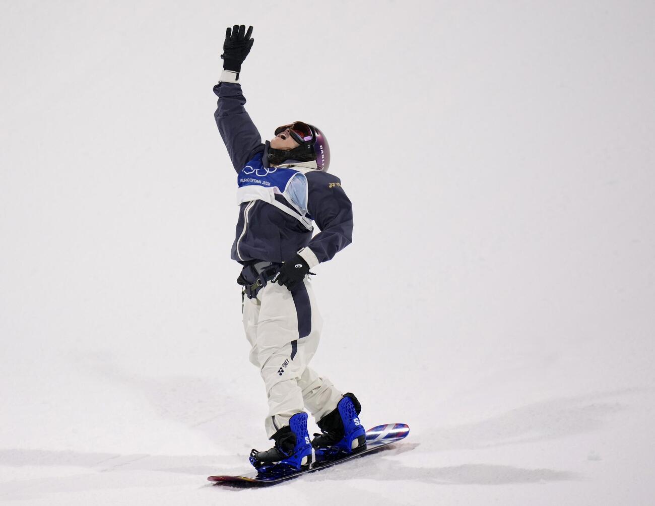女子ビッグエア決勝　3回目のジャンプで着地を決め喜ぶ村瀬心椛＝リビーニョ（共同）