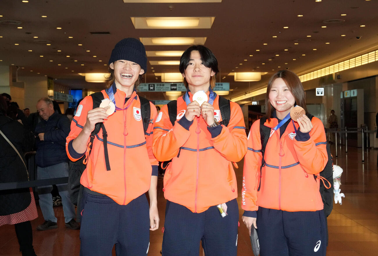 帰国しメダルを手に笑顔のスノーボード陣。左から山田琉聖、戸塚優斗、小野光希（撮影・たえ見朱実）