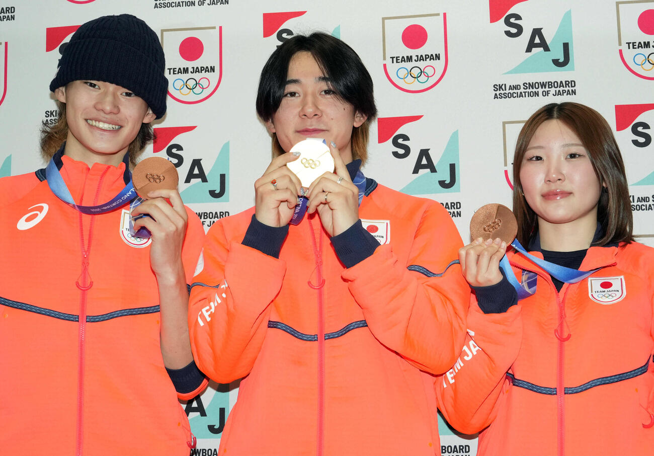 帰国しメダルを手に笑顔を見せる、左から山田琉聖、戸塚優斗、小野光希（撮影・たえ見朱実）