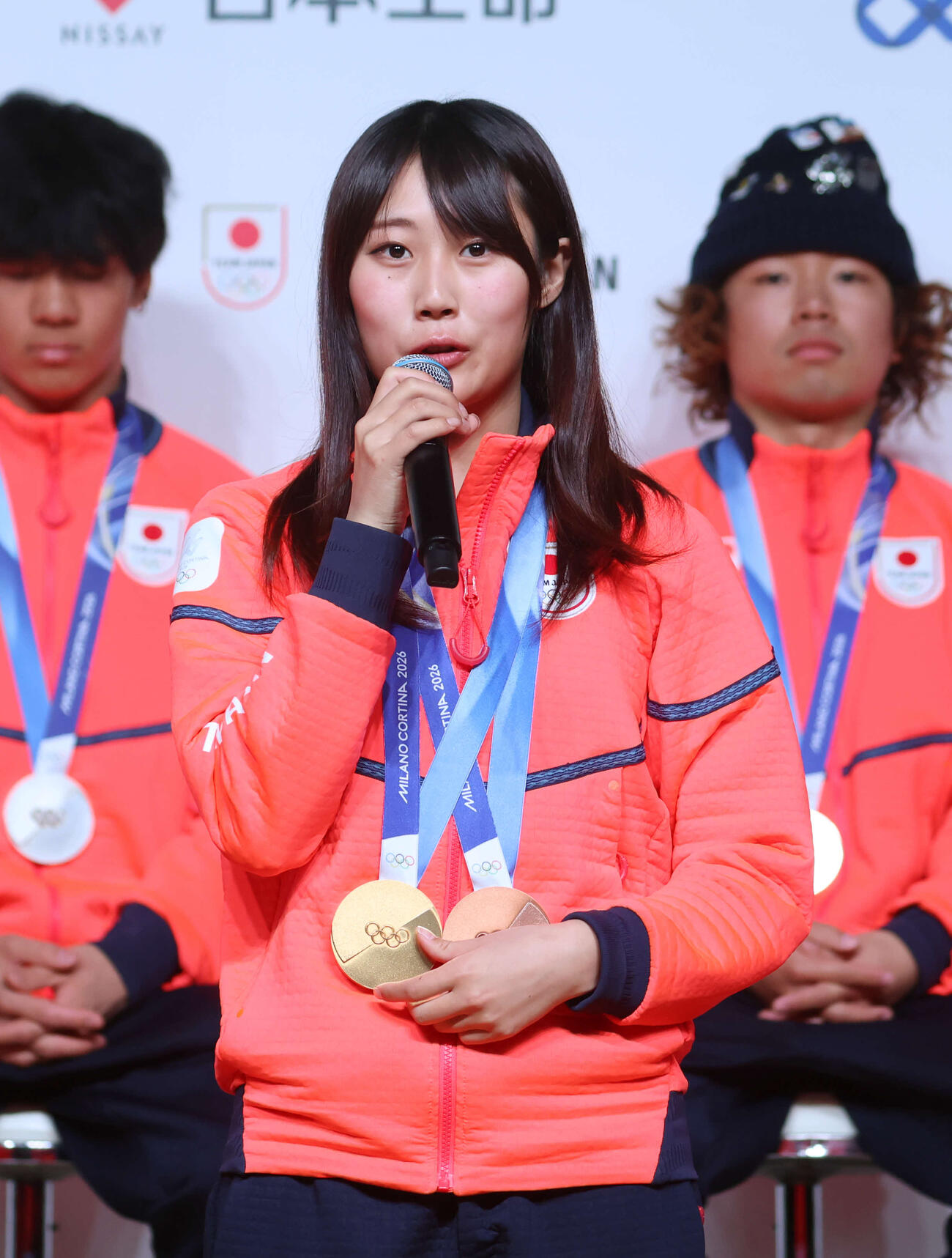 帰国時記者会見を行う村瀬（撮影・増田悦実）