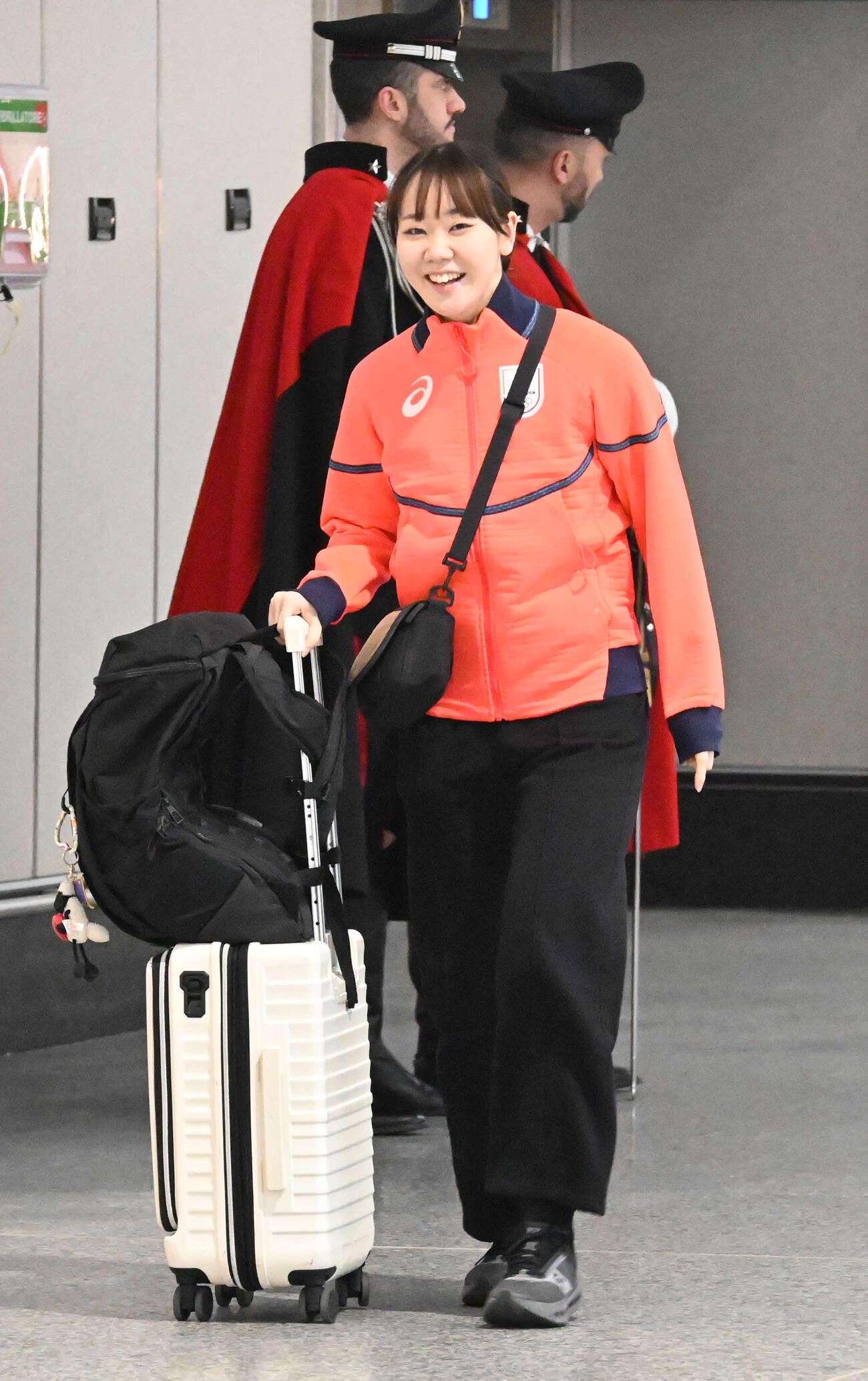 ミラノ・マルペンサ空港に到着したスピードスケート女子の吉田（撮影・飯岡大暉）