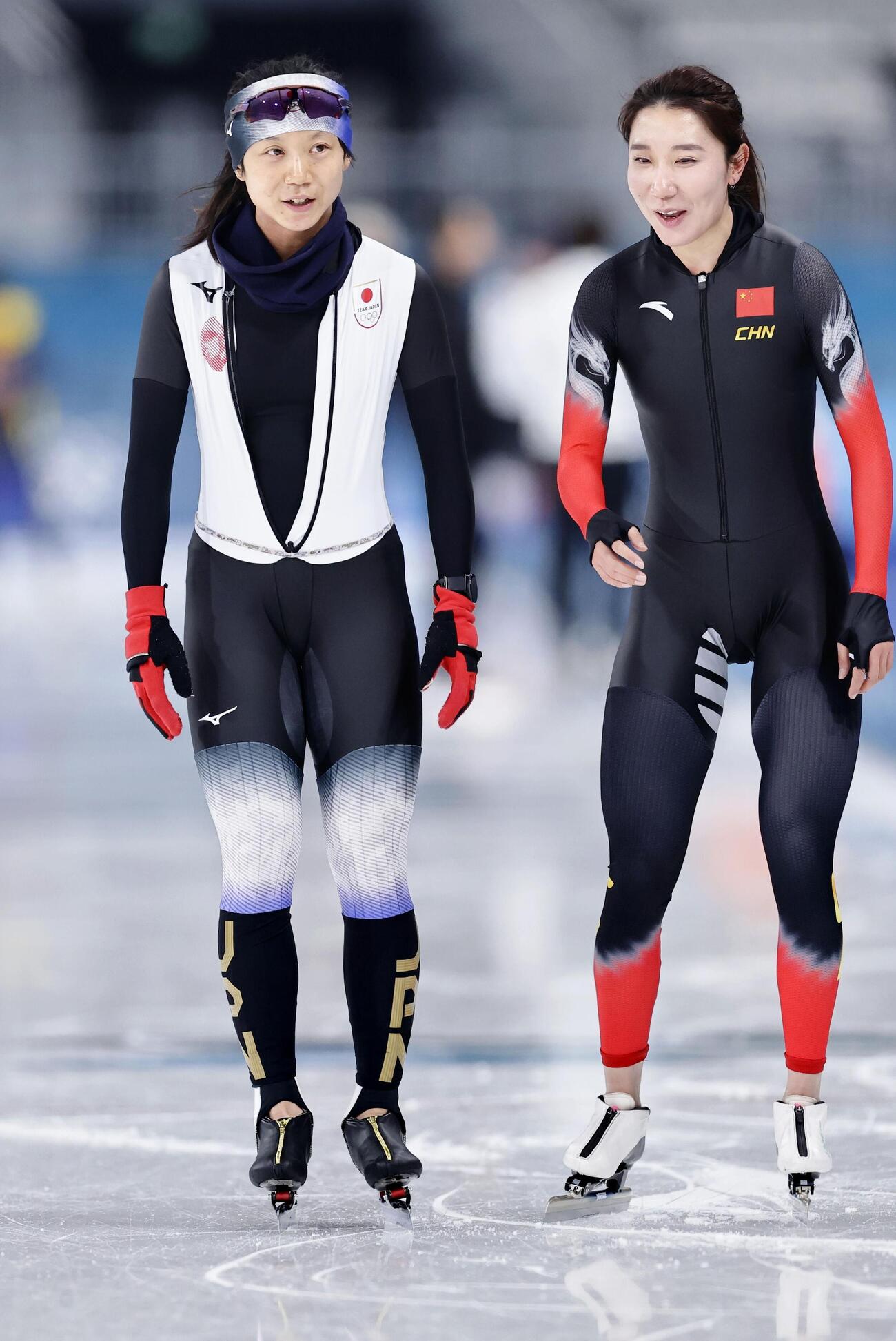 試合会場で調整中、中国の韓梅（右）と言葉を交わす高木美帆（共同）
