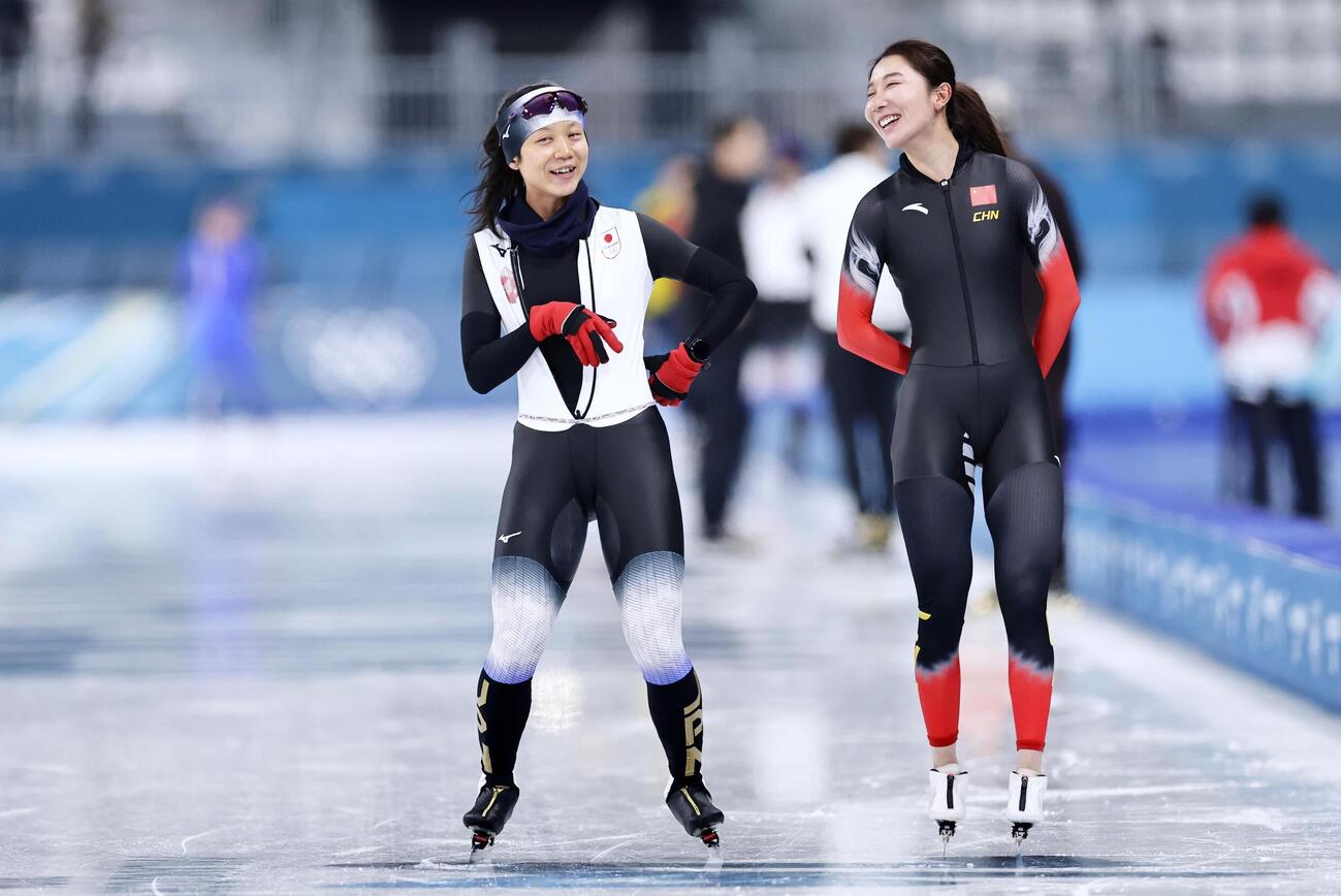 試合会場で調整中、中国の韓梅（右）と談笑する高木美帆（共同）