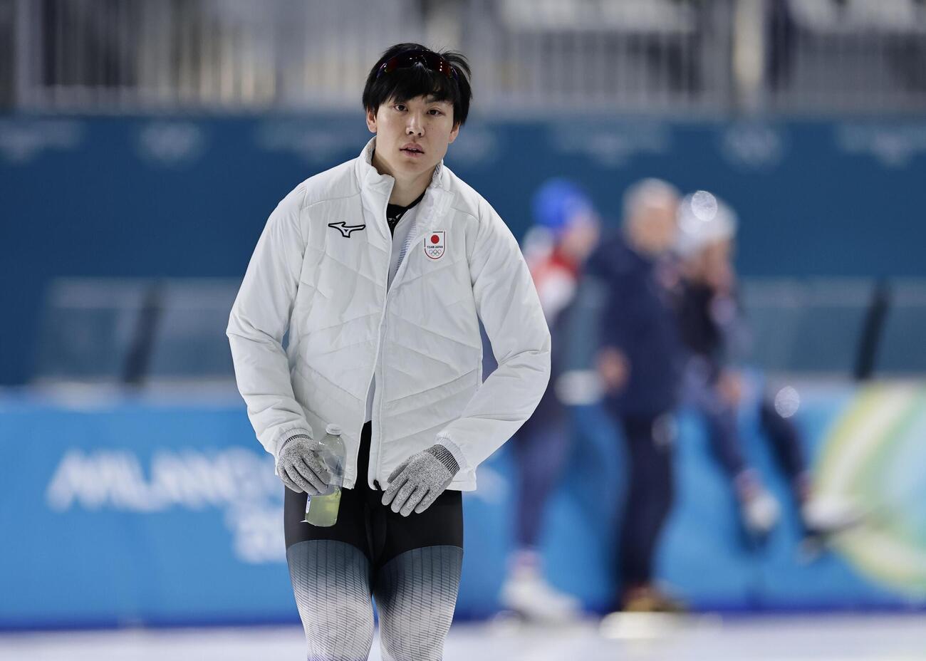 試合会場で調整する新濱立也＝ミラノ（共同）