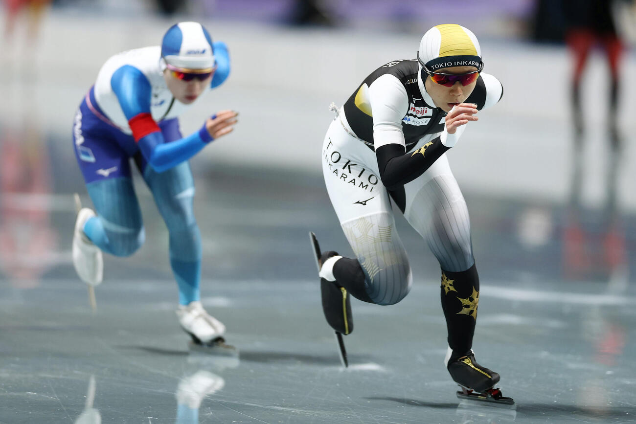 2025年12月、全日本スピードスケート選手権大女子1500メートルで滑走する高木美帆。左は佐藤綾乃