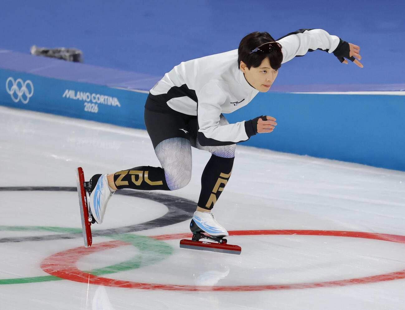 試合会場で調整する山田梨央＝ミラノ（共同）