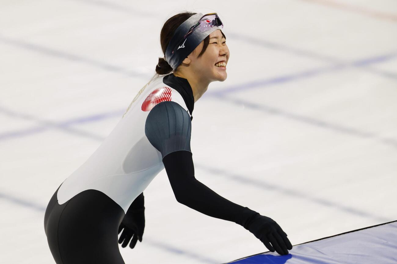 試合会場での練習中、笑顔を見せる吉田雪乃＝ミラノ（共同）