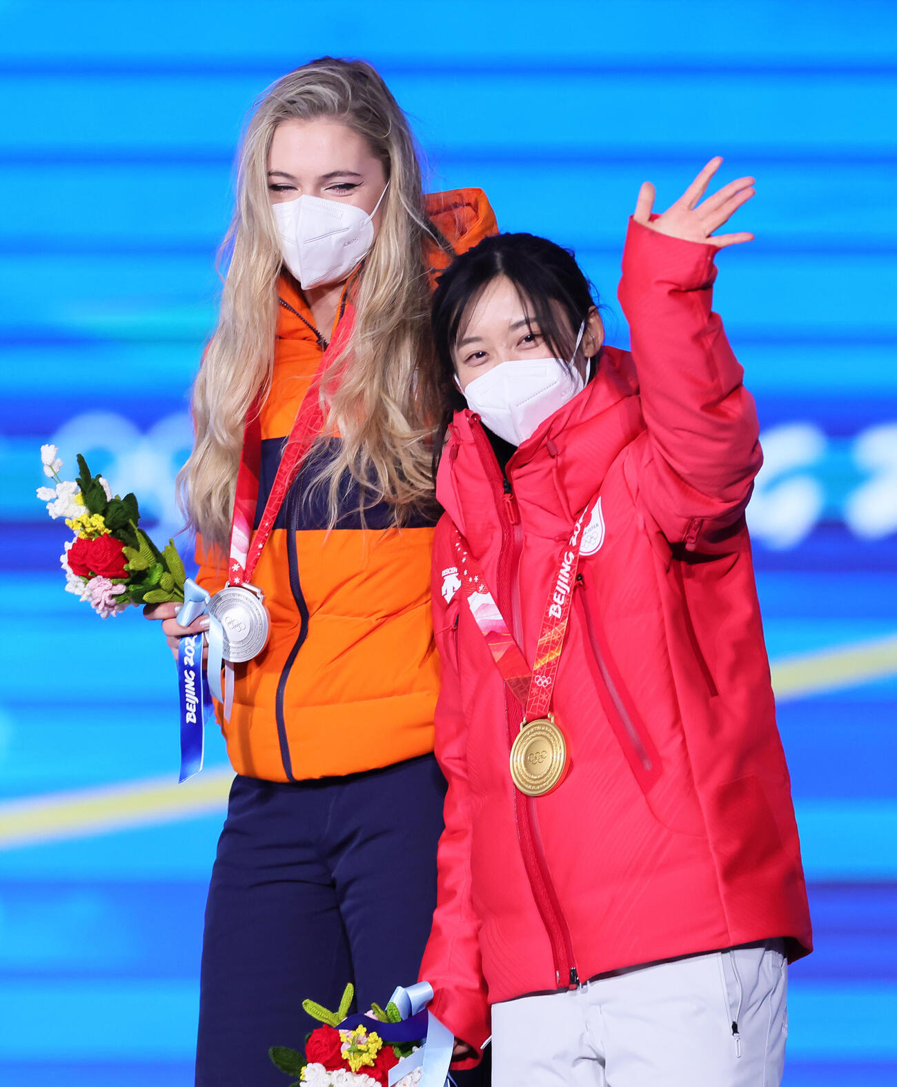 北京五輪スピードスケート女子1000メートルで金メダルを獲得した高木美帆（右）と銀メダルを獲得したオランダのユタ・レールダム（2022年2月撮影）