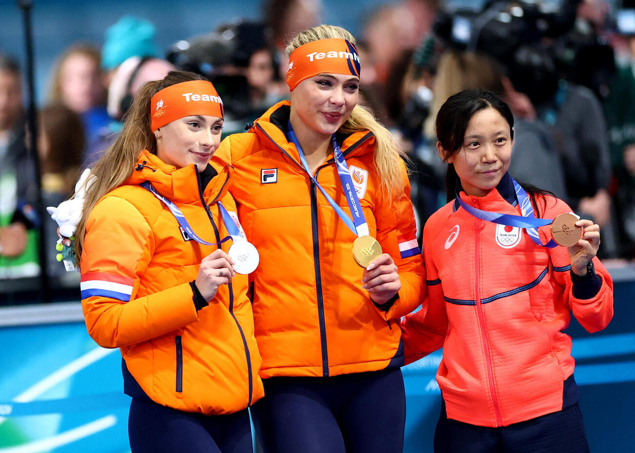 表彰式でメダルを手に笑顔の、左からコク、レールダム、高木美帆（ロイター）