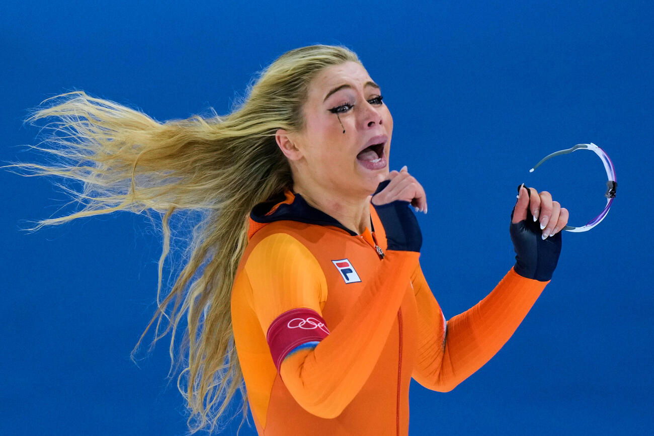 スピードスケート女子1000ｍ　優勝したユタ・レールダム（オランダ）はガッツポーズを見せる（AP）