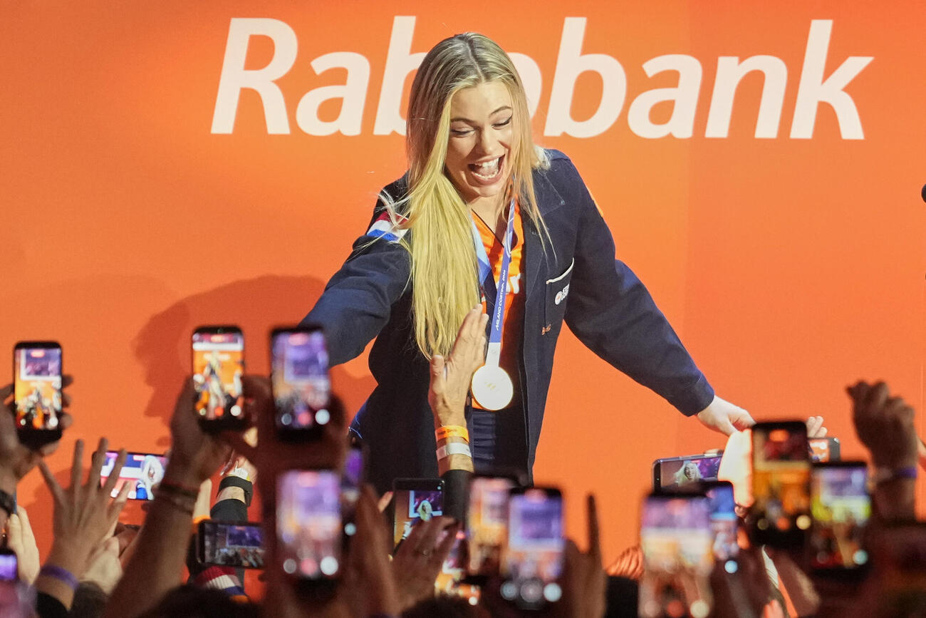 スピードスケート女子1000メートルで金メダルを獲得したユタ・レールダムはオランダハウスでファンの祝福を受ける（AP）